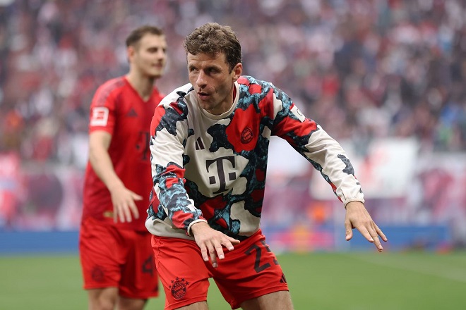 Fans würdigen Thomas Müller für das Erreichen des Meilensteins von 500 Bundesligaspielen Fans würdigen Thomas Müller für das Erreichen des Meilensteins von 500 Bundesligaspielen
